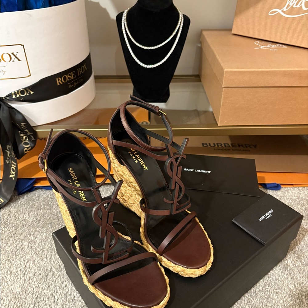 MSRP: 1,350.00$ Brown Cassandra Wedges 39.5 BRAND NEW